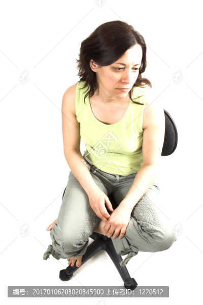 不良姿勢(shì)的女孩坐著