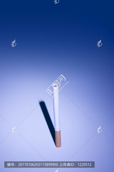 藍色燈下隔離香煙