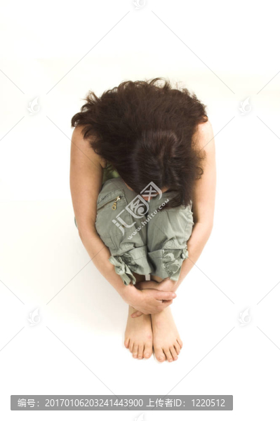 婦女在膝蓋上休息