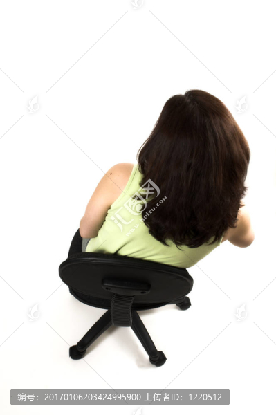 不良姿勢的女孩坐著