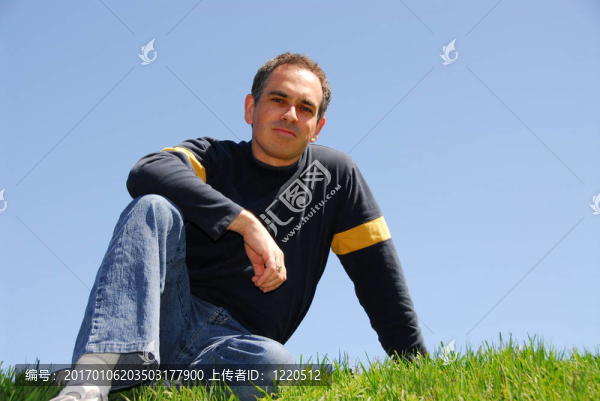 坐在草地上的男人