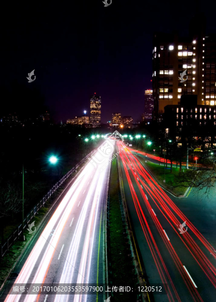 公路上的夜晚。