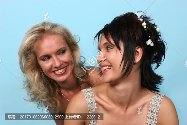 兩個(gè)女人在看對(duì)方。