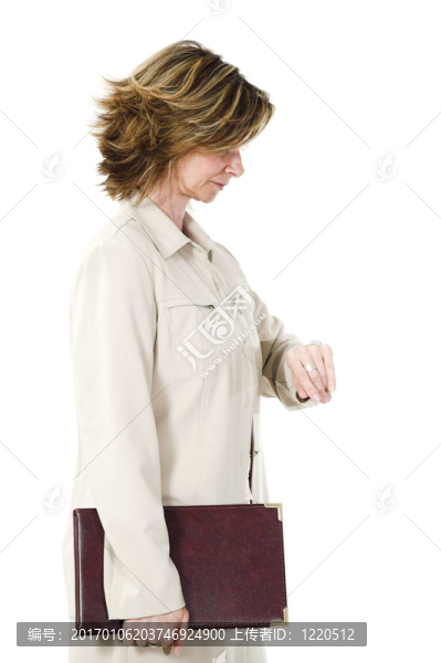 檢查時(shí)間的女人