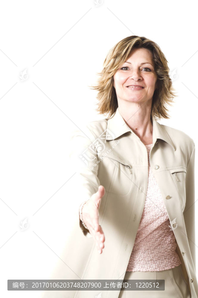 女人顫抖的手近起來