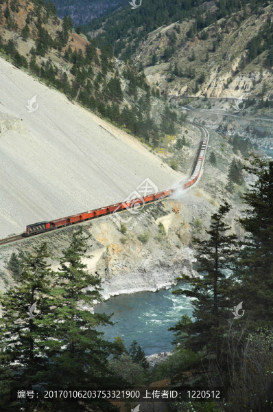 貨運(yùn)列車穿越山區(qū)