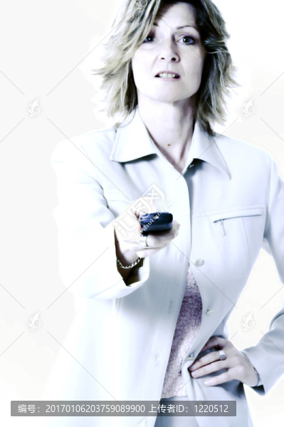 女子拿著遙控