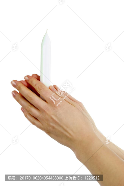 在祈禱中拿著蠟燭