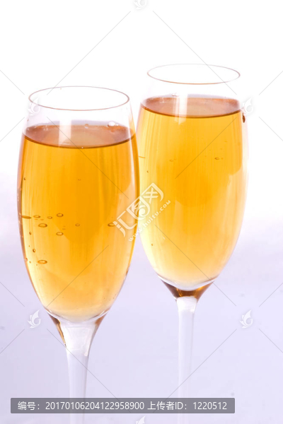 兩香檳酒杯