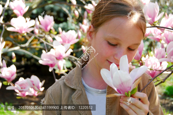 女孩與玉蘭-匯圖網(wǎng) www.fosd68.com 女孩與玉蘭