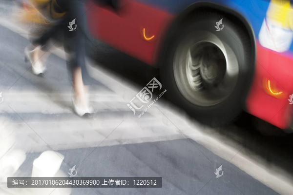 公共汽車遲到了