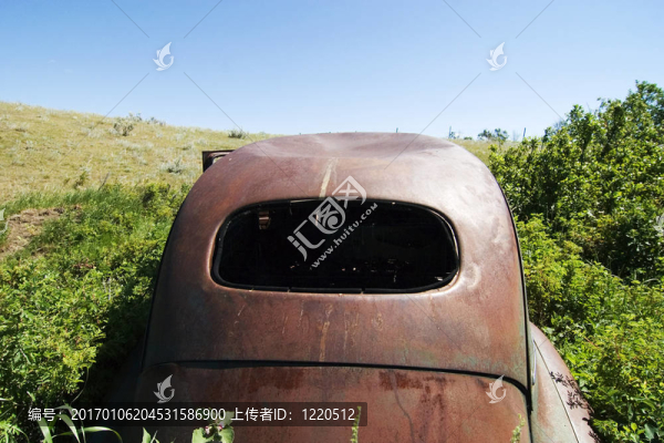 生銹的草原的車
