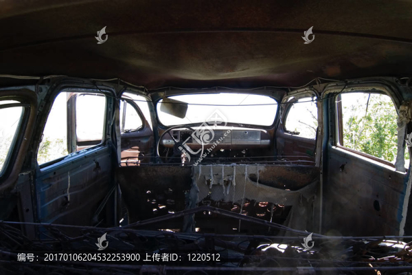 生銹的草原的車