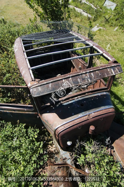 生銹的草原的車