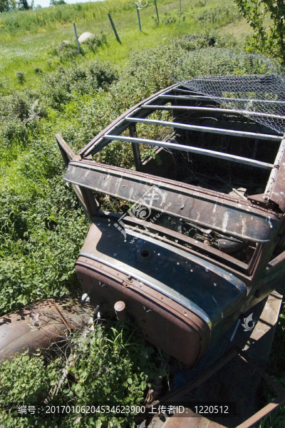 生銹的草原的車