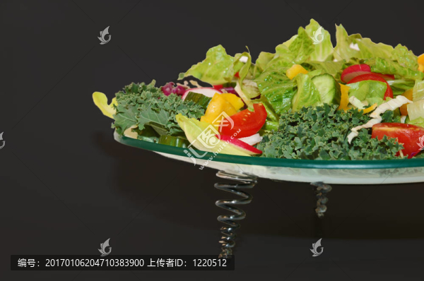 綠色背景的玻璃蔬菜。