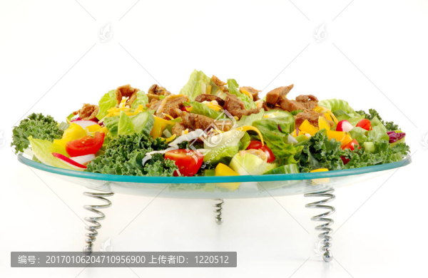 玻璃盤(pán)上配牛肉的混合綠色沙拉