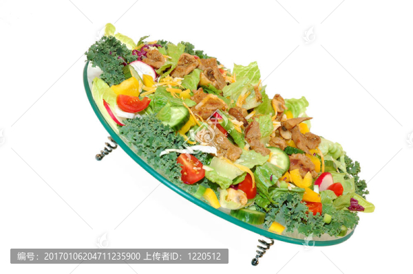 牛肉肉和奶酪上混合健康的蔬菜；在玻璃板上的介紹。孤立的背景。