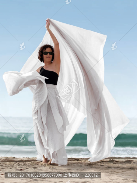 海灘上的女人-匯圖網(wǎng) www.fosd68.com 海灘上的女人