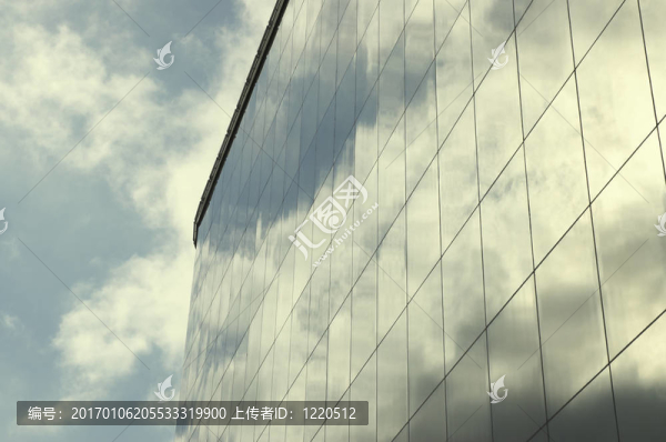 法人的建筑和天空的倒影