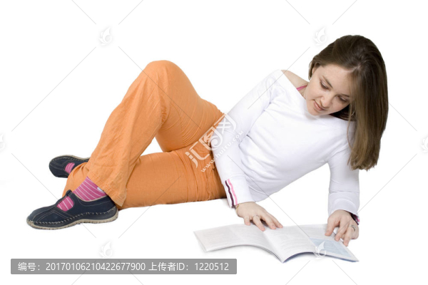 美麗的女人在地板上看書