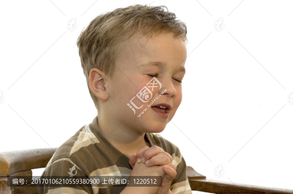 小男孩祈禱