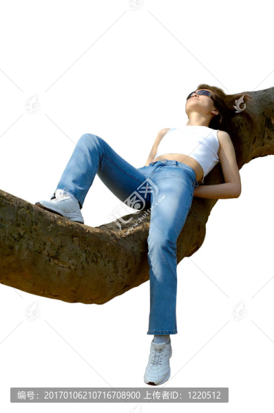 快樂女孩在樹枝上放松戶外