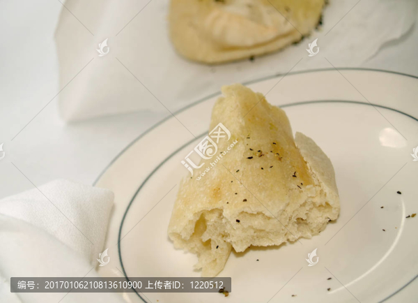 在盤子上的面包