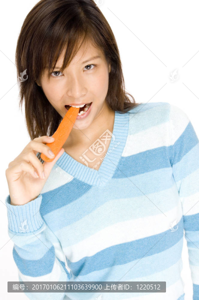咬胡蘿卜