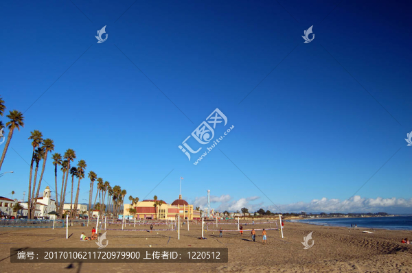 在圣克魯斯的海灘上