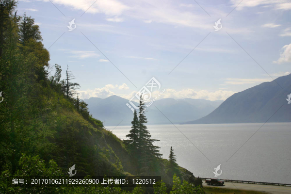 霧蒙蒙的海灣
