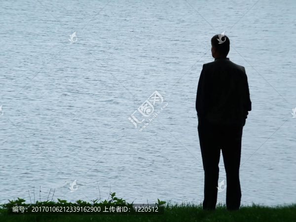 夜晚的男人剪影