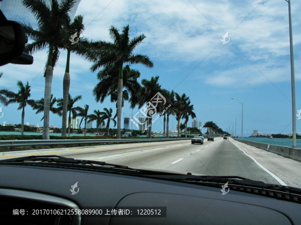 從汽車看海邊的路