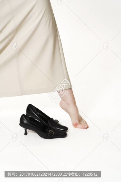 女人光著腳