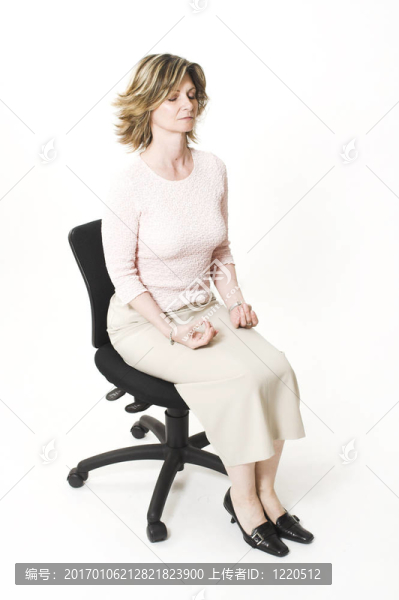 商業(yè)女人在椅子上放松