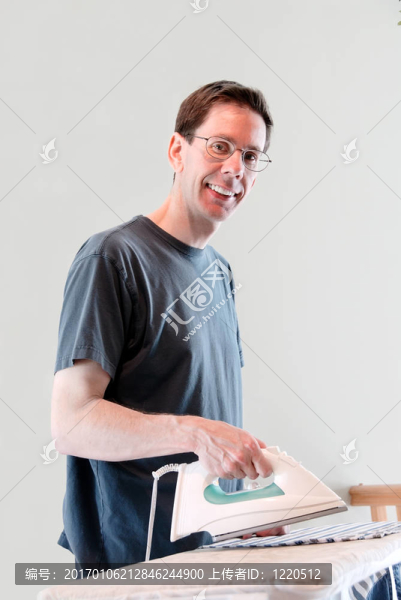 真正的男人熨燙衣服