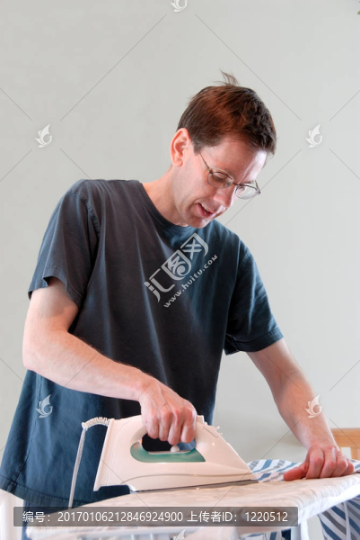 真正的男人熨燙衣服