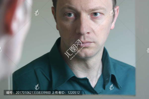 男人在鏡子里