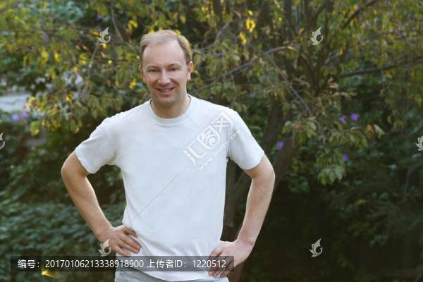 穿著白色T恤的男人