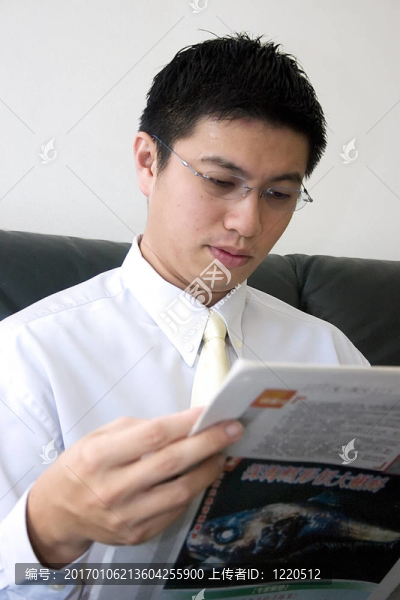 青年亞洲企業(yè)家閱讀報(bào)紙