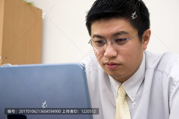 亞洲青年企業(yè)家用電腦工作