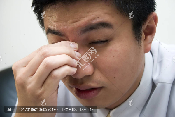 疲憊的年輕亞洲企業(yè)家