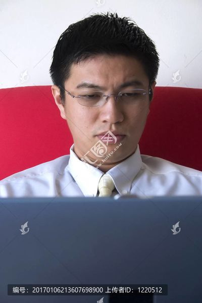 亞洲青年企業(yè)家用電腦工作