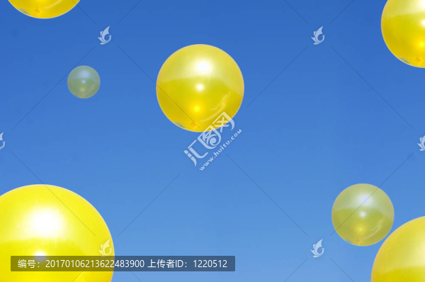 藍(lán)色天空中的黃色球