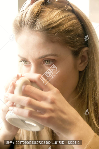 女人喝早晨咖啡