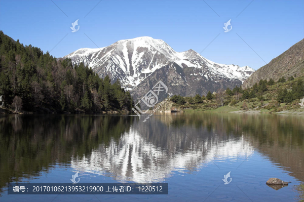 山上的湖