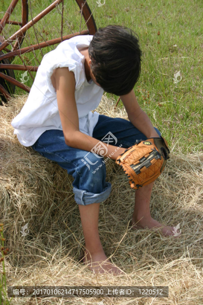 帶手套向下看的男孩-匯圖網(wǎng) www.fosd68.com 帶手套向下看的男孩