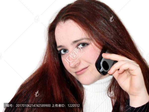 電話中的年輕女人