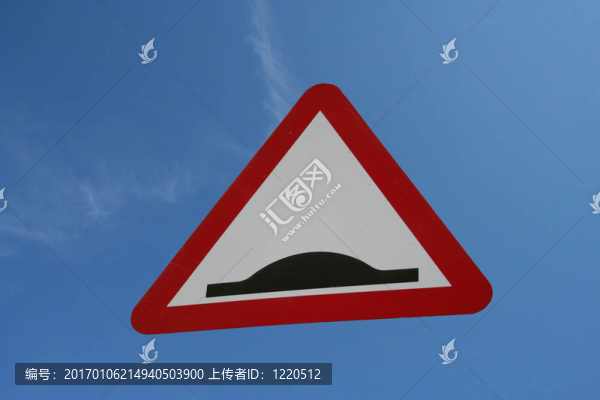 道路警示標志駝峰前面