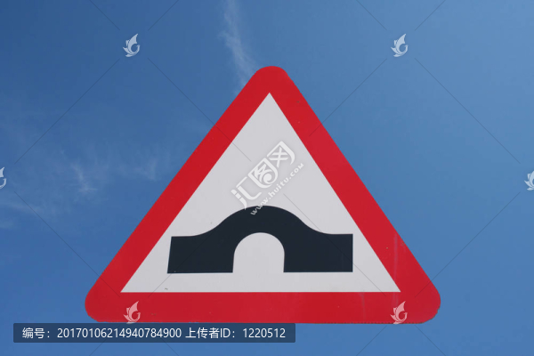 駝背橋提前警告標(biāo)志